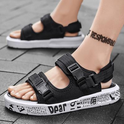 Erkek Sandaletleri Yeni Yaz Kaymaz Yumuşak Taban Dış Mekan Sandaletleri Moda Plaj Ayakkabıları Günlük Hafif Rahat Parmak Arası Terlikler