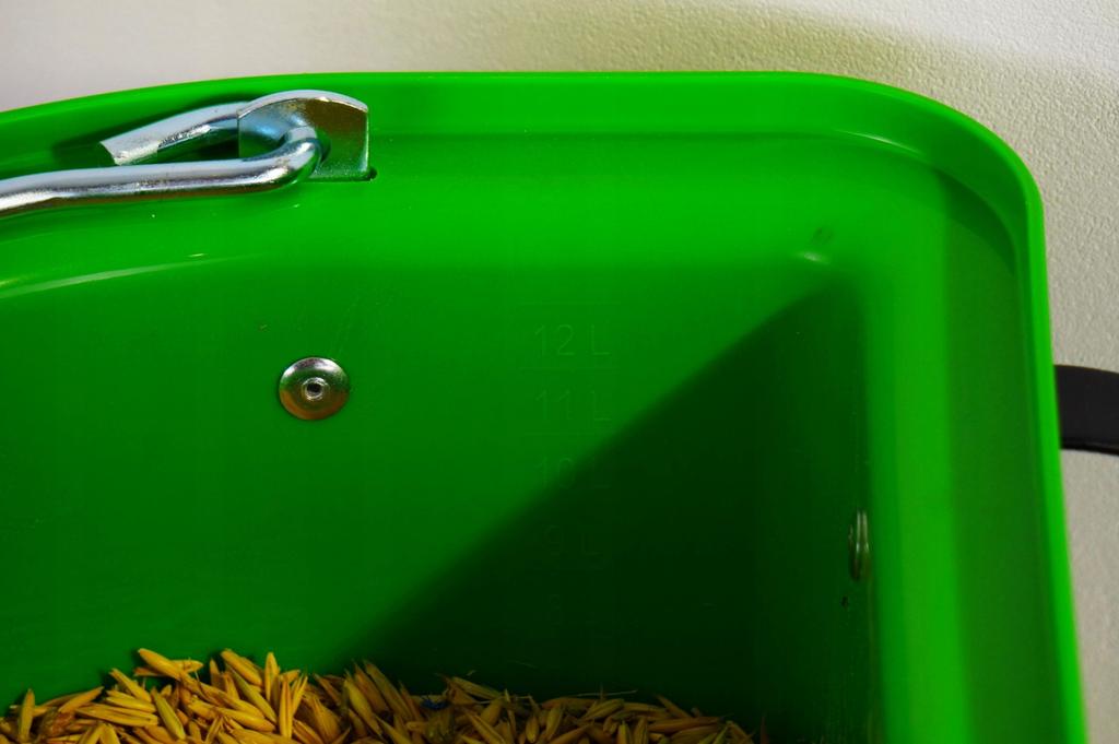 Feed Trough with Sling and Bow 12 L, GREEN