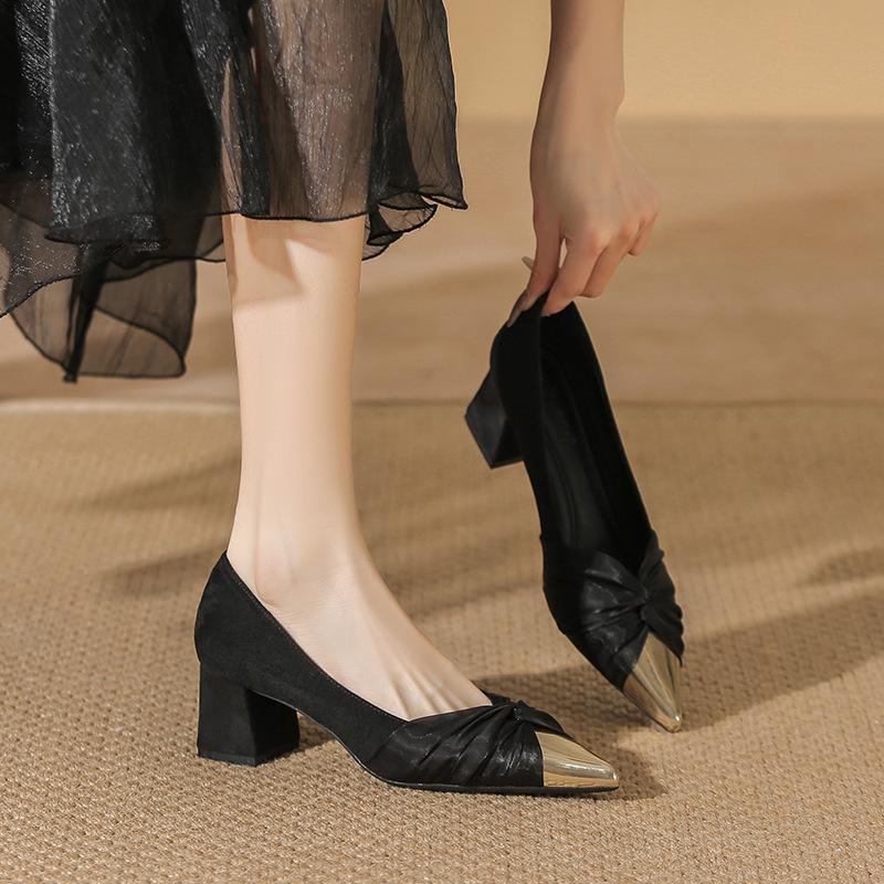 

Красивые туфли на высоком каблуке весна и осень новые серебристые с острым носком с открытым вырезом на толстом каблуке с юбкой туфли-лодочки женские 39 чёрный
