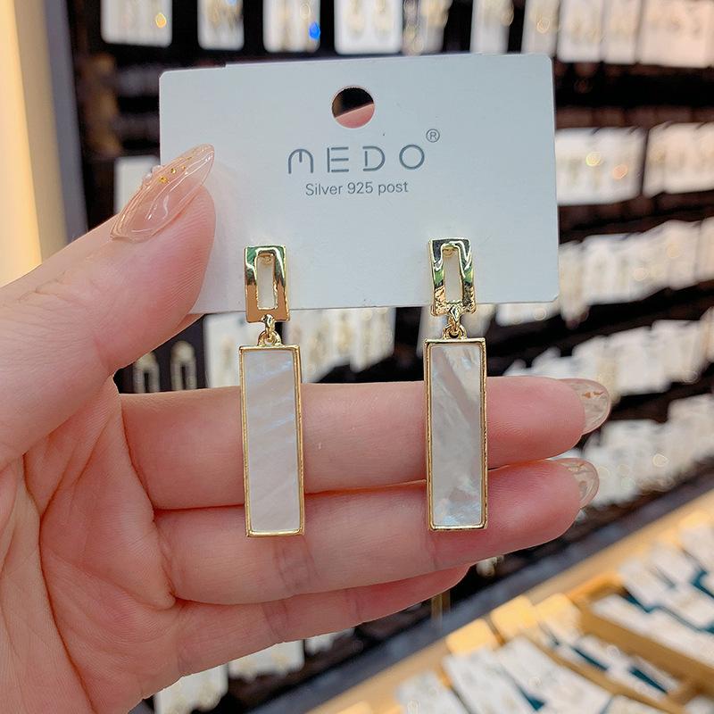 

Rectangular Shell Earrings with Versatile Temperament, Personalized Earrings That Highlight The Face, Slim Earrings for Women, Fashionable Commuting