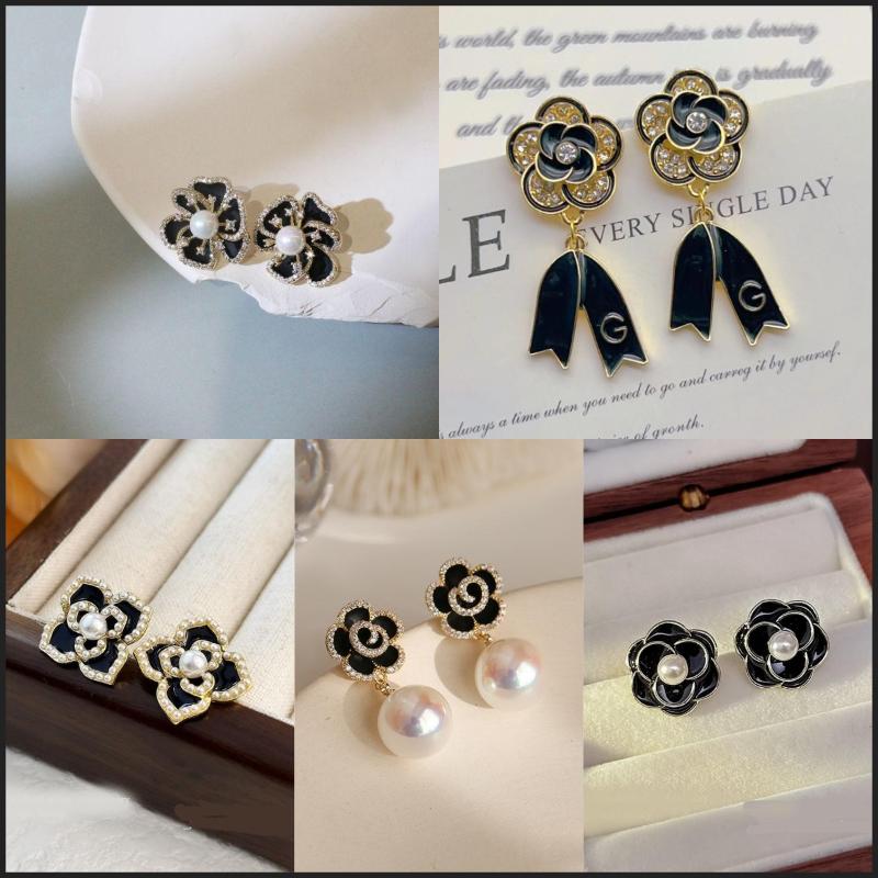 Μαύρα Περλέ Σκουλαρίκια Λουλούδι Είναι Κομψά Και Διακριτικά Για Γυναίκες. Μαύρα Σκουλαρίκια Είναι Γυναικεία Αξεσουάρ