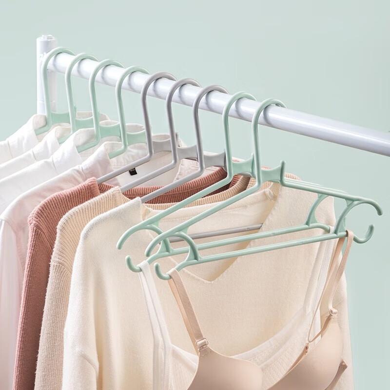 Chahua Lightweight Plastic Hangers (6-Pack)