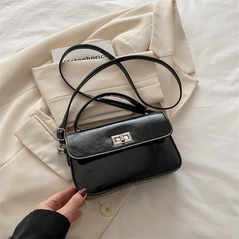 This year's popular small bag women's 2025 new versatile black portable small square bag simple lock shoulder messenger bag