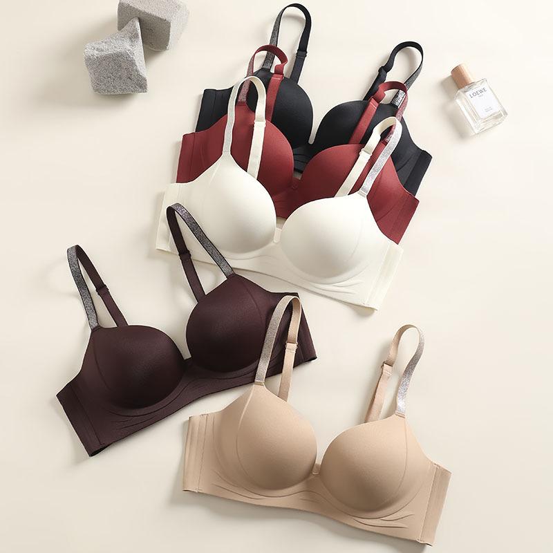 The Natal Year Gathers Non-marking Steel-rimmed Underwear with Small Breasts and Large Cups. The New Bra Cover with Naked and Smooth Surface