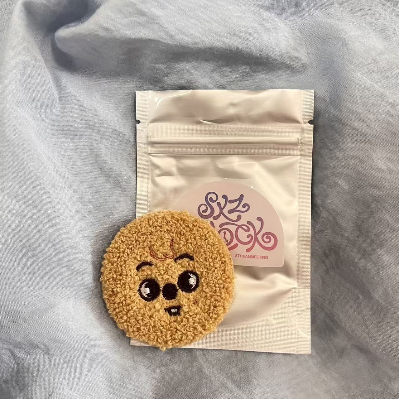 

Значок SKZOO SECRET BOUCLE CAN - SKZ 5 CLOCK HAN