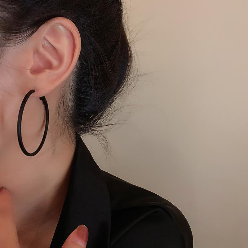 Silver needle retro Hong Kong style dripping oil round earrings niche temperament earrings fashion light luxury summer women's high-end earrings