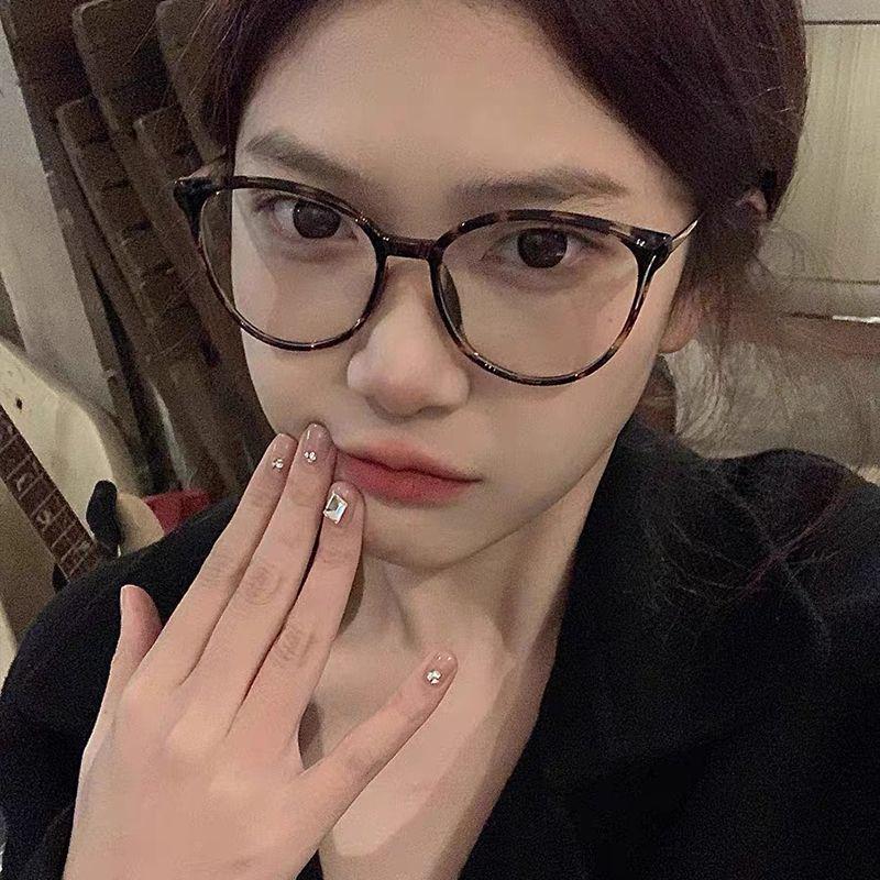 High-End Retro Ultralight Cat-Eye Tortoiseshell Women's Eyeglass Frames, Leopard Print, Slimming Design, Prescription Compatible