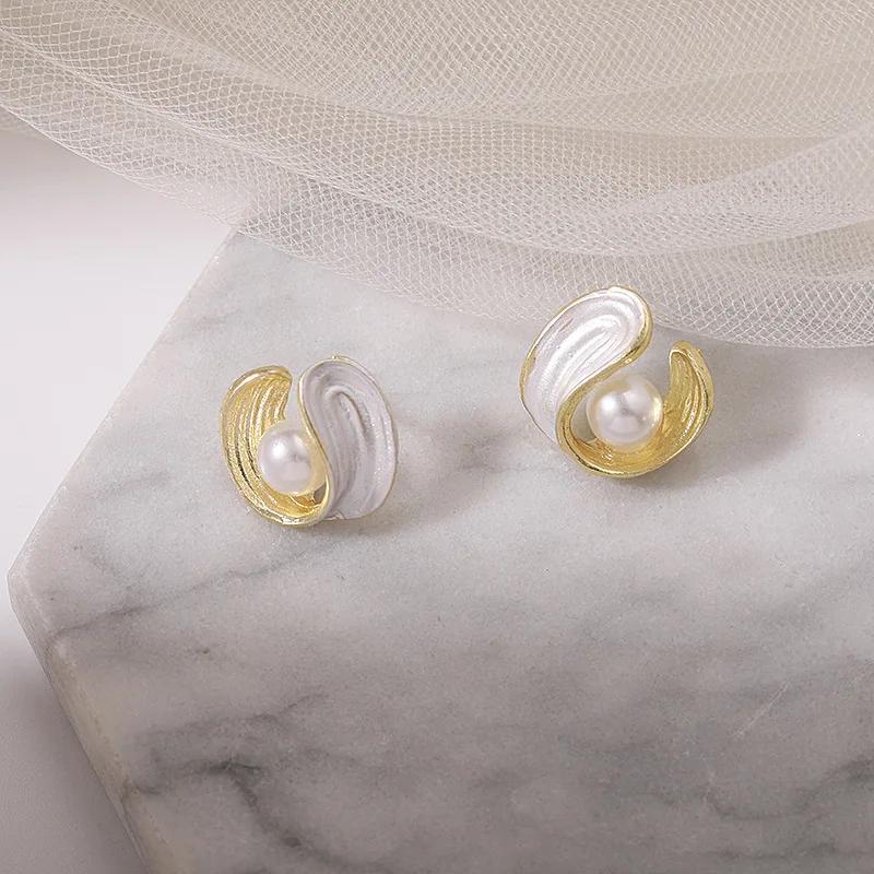 White Enamel Pearl Stud Earrings Vintage French Design Unusual Earrings for Women Minority Korean Fashion Ear Jewelry