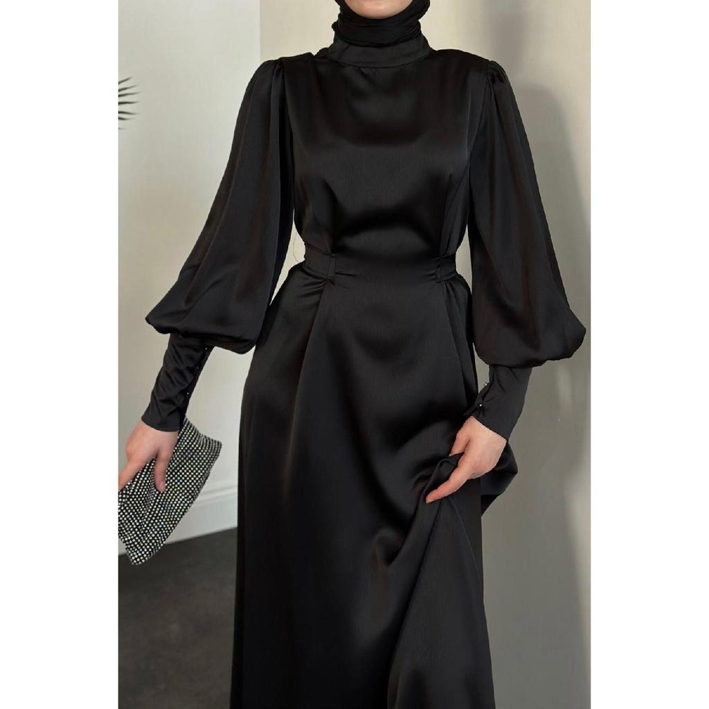 Emora Gürtelkleid aus Satin Schwarz