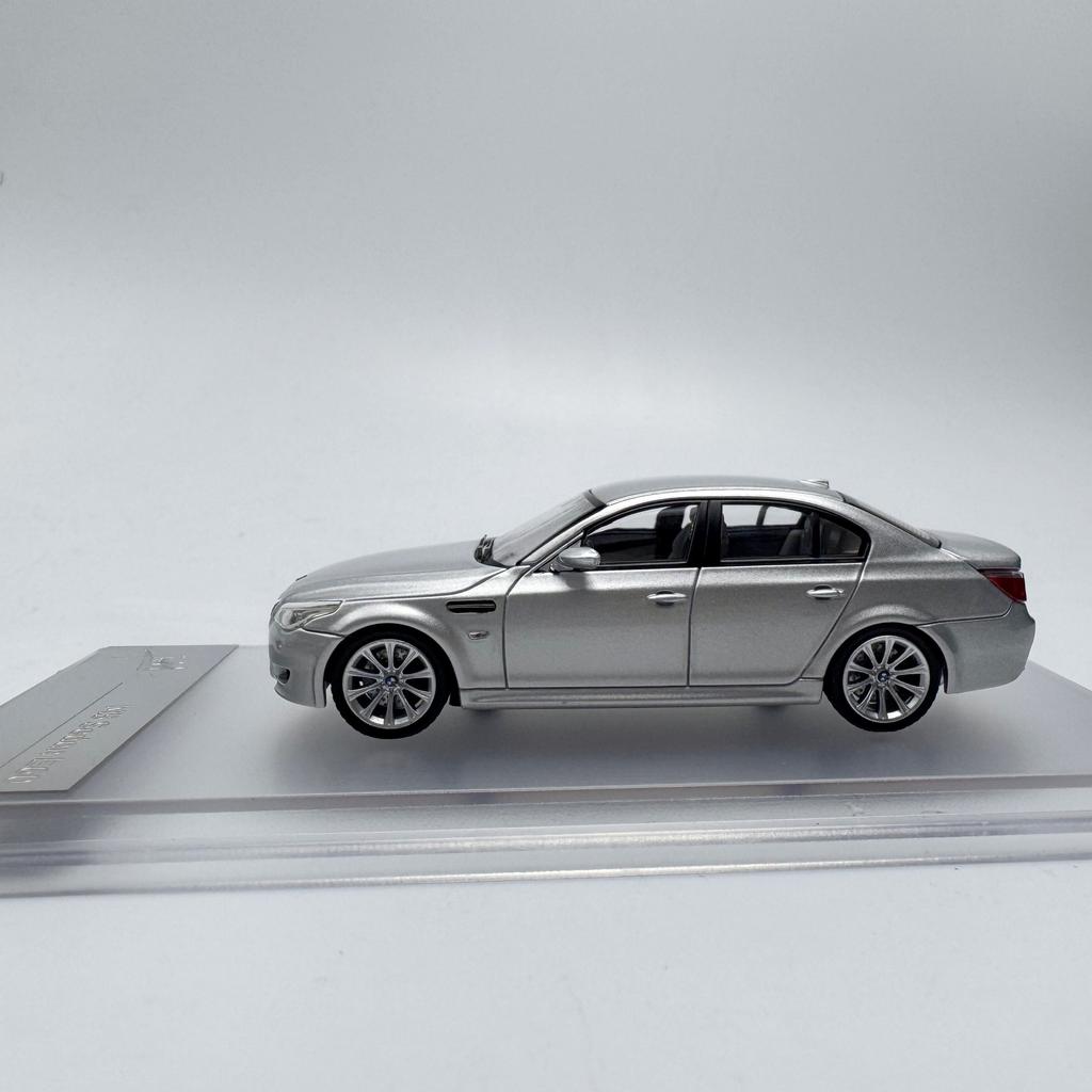 King Model 1:64 M5 E60 E61 Saloon Touring Alloy Car Model