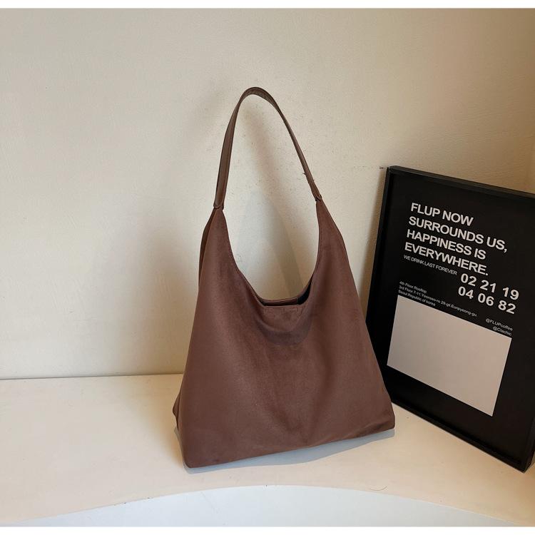 

Relaxation large-capacity tote bag women s 2025 new autumn and winter retro commuter shoulder bag suede commuter bag темно-коричневого