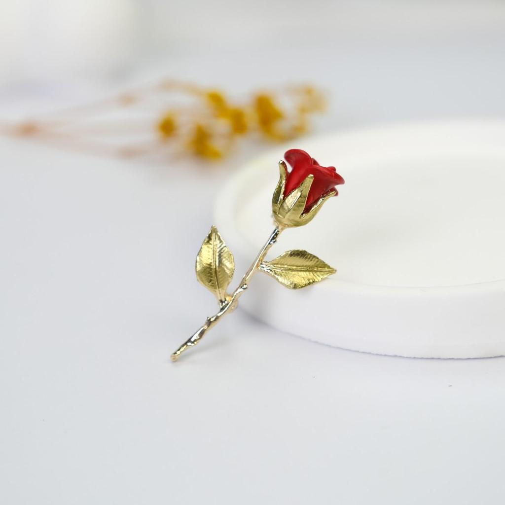 French Romantic Red Rose Brooch: Exquisite Three-Dimensional Flower Pin with Festive Flair.