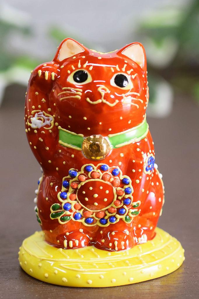 Stylish Kutani Ware Maneki Neko Riding an Reddish from Waza no Perfect for Store or as a Ornament, Right-Handed (Lucky Cat) Oval, Brown, Kura.