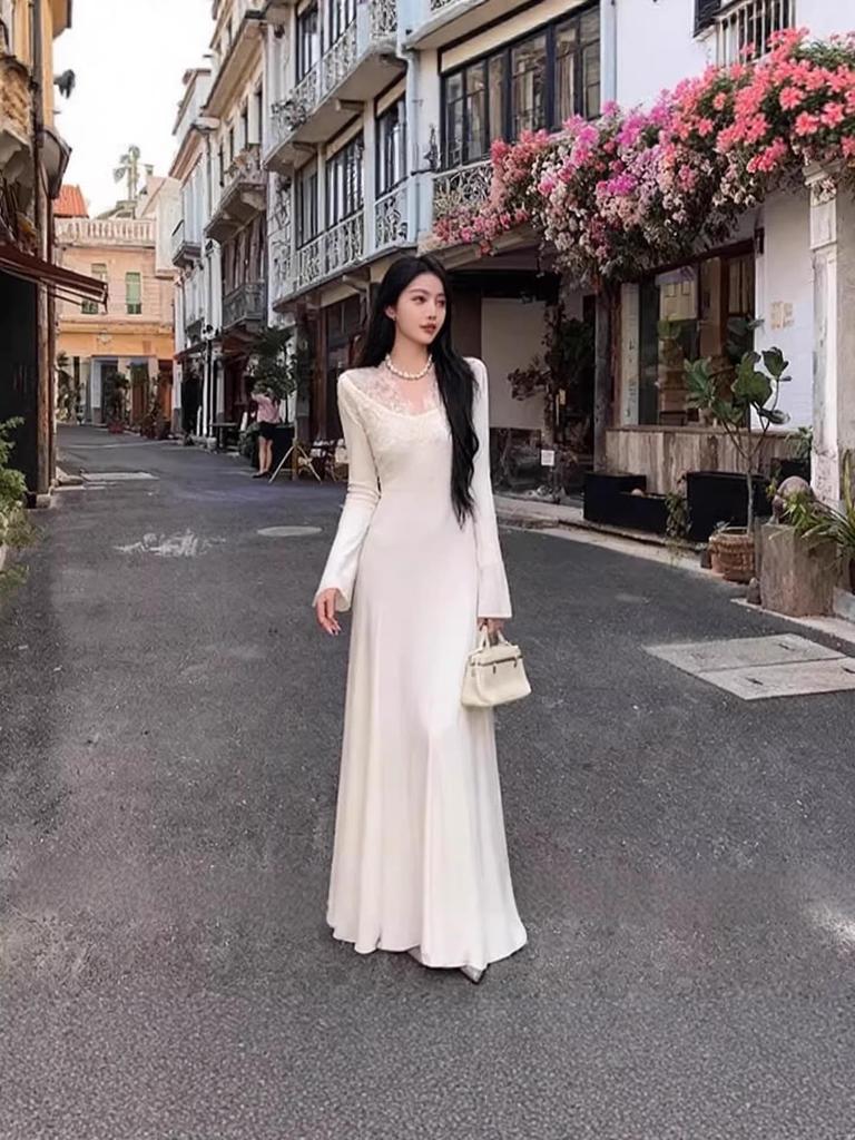 Elegant Lace Patchwork Knit Dress - High-End Waist-Cinching Long Skirt for Autumn/Winter
