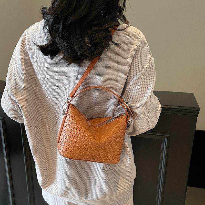 2025 Trendy Women's Woven Handbag: Summer Fashion Pillow Crossbody for Simple Commutes
