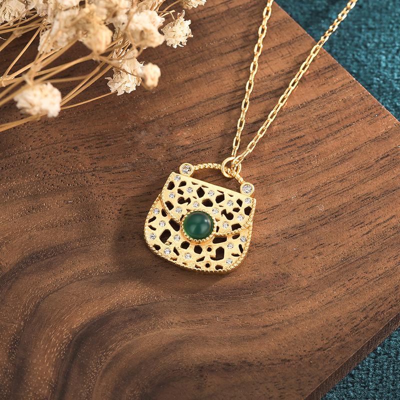 

Элегантное ожерелье-подвеска из позолоченной меди с зеленым халцедоном и инкрустацией бриллиантами