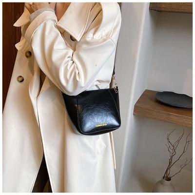 Dámská jednobarevná taška na zip malá čtvercová crossbody kabelka pro volný čas PU šikmé ramenní tašky, nastavitelný pásek