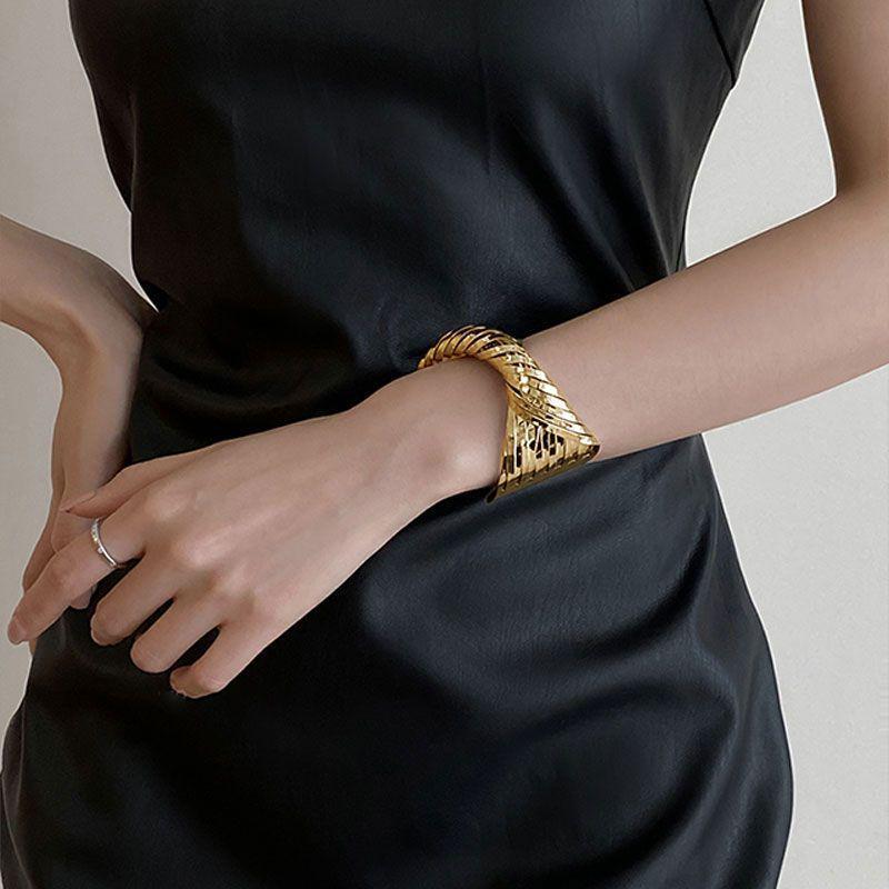 Винтажный регулируемый женский браслет с перекрутом