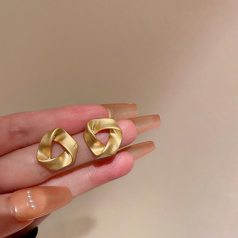 Metal wind round geometric earrings niche simple versatile stud earrings ins fashion high-end earrings