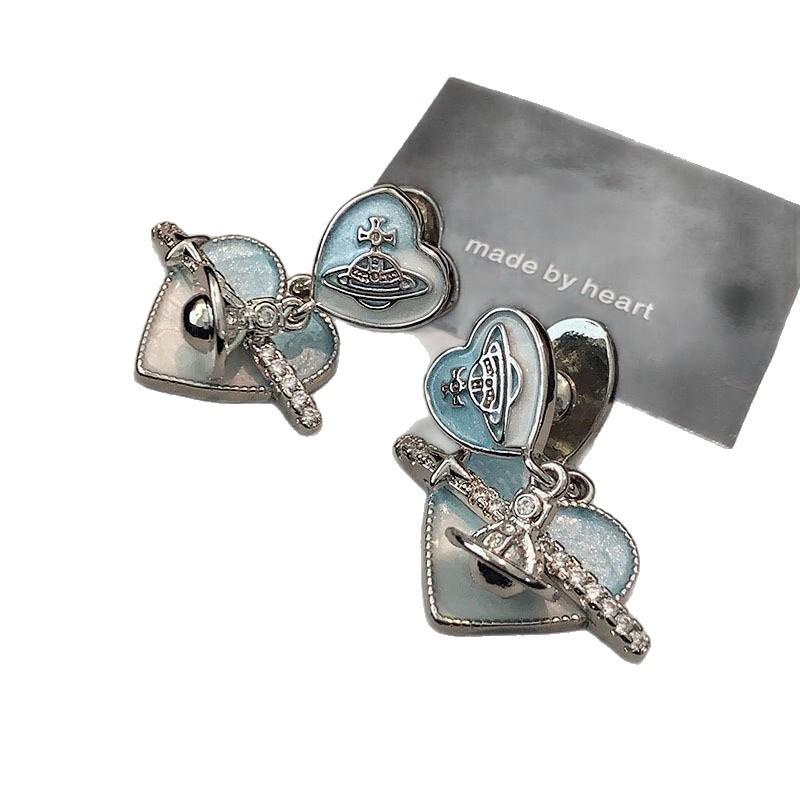 Cercei Stud Inimă Saturn cu Argintiu și Pietre Diamant: Bijuterii Exquisite, Versatile și Luxoase pentru Femei.