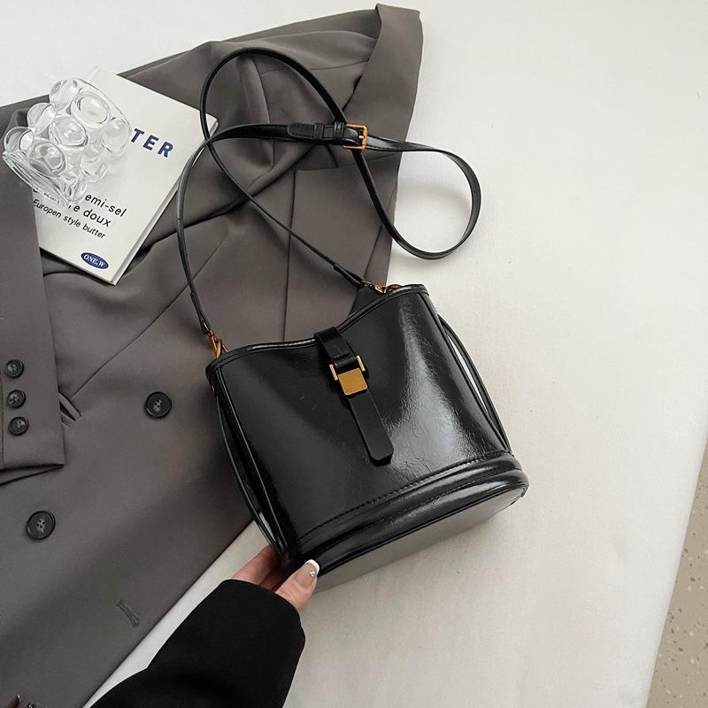 Bucket bag women's 2025 new bag women's autumn and winter high-end underarm women's bag niche white shoulder messenger bag