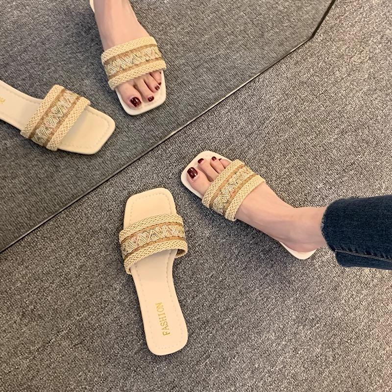 2025 summer Xiaoxiangfeng cool slippers women wear new models showing feet, small soft soles, square head seaside vacation beach shoes