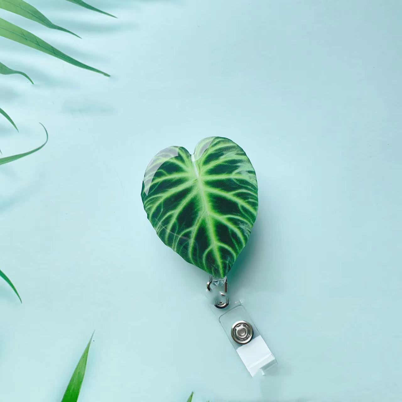 

Узор в виде дерева. Зажим для идентификационной бирки медсестры. Держатель бейджа. Катушка. Вращающаяся рабочая карточка. Легко вытягиваемый ремешок. Выдвижные катушки для ремешков.