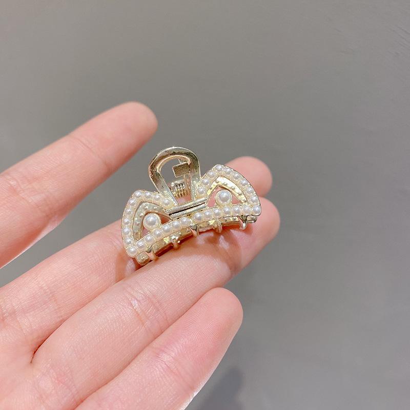 Agrafă de păr coreeană cu fundă dulce din perle: Clips Metalic Elegant & Accesoriu de Păr Minimalist pentru Femei