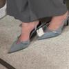 Pumps mit spitzer Zehenpartie und dünnem Absatz aus Denim für Damen, Eine neue, ausgefallene und stilvolle Klapp-Top-Mode für Damen im Sommer 2025