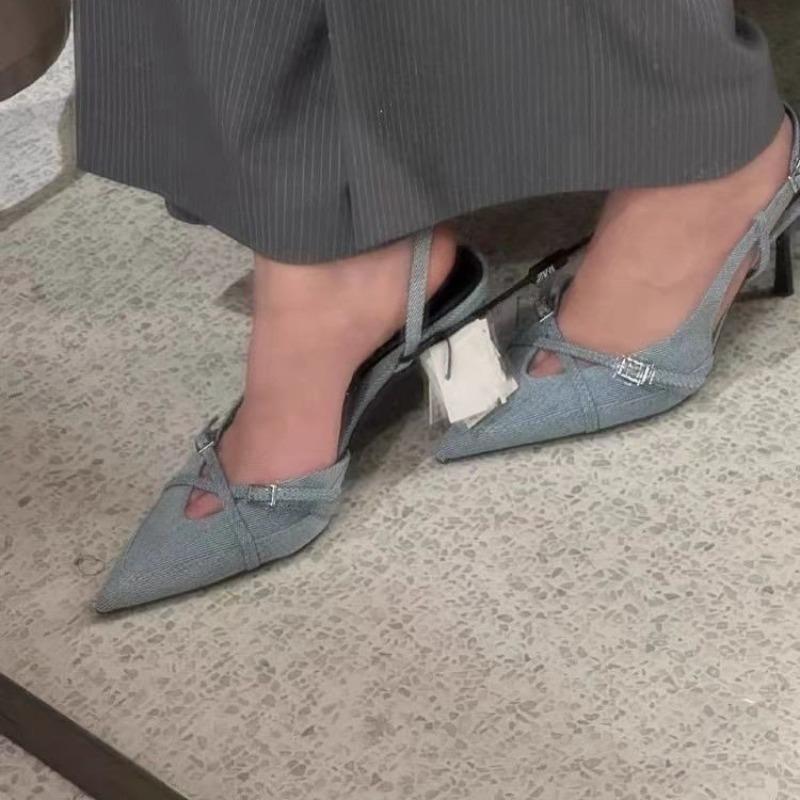 Pumps mit spitzer Zehenpartie und dünnem Absatz aus Denim für Damen, Eine neue, ausgefallene und stilvolle Klapp-Top-Mode für Damen im Sommer 2025