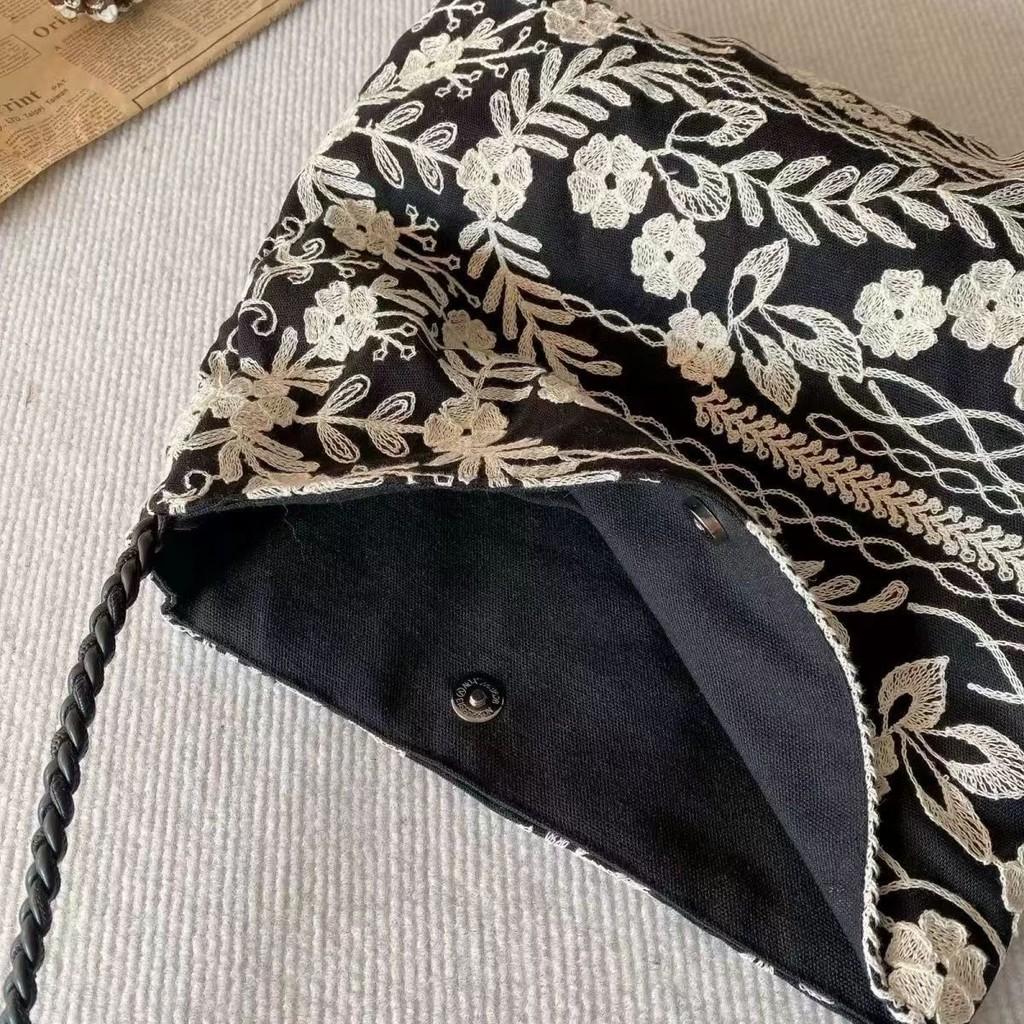 IELGY Flax embroidered flowers shoulder tote bag Joker simple literature and art in spring and summer.