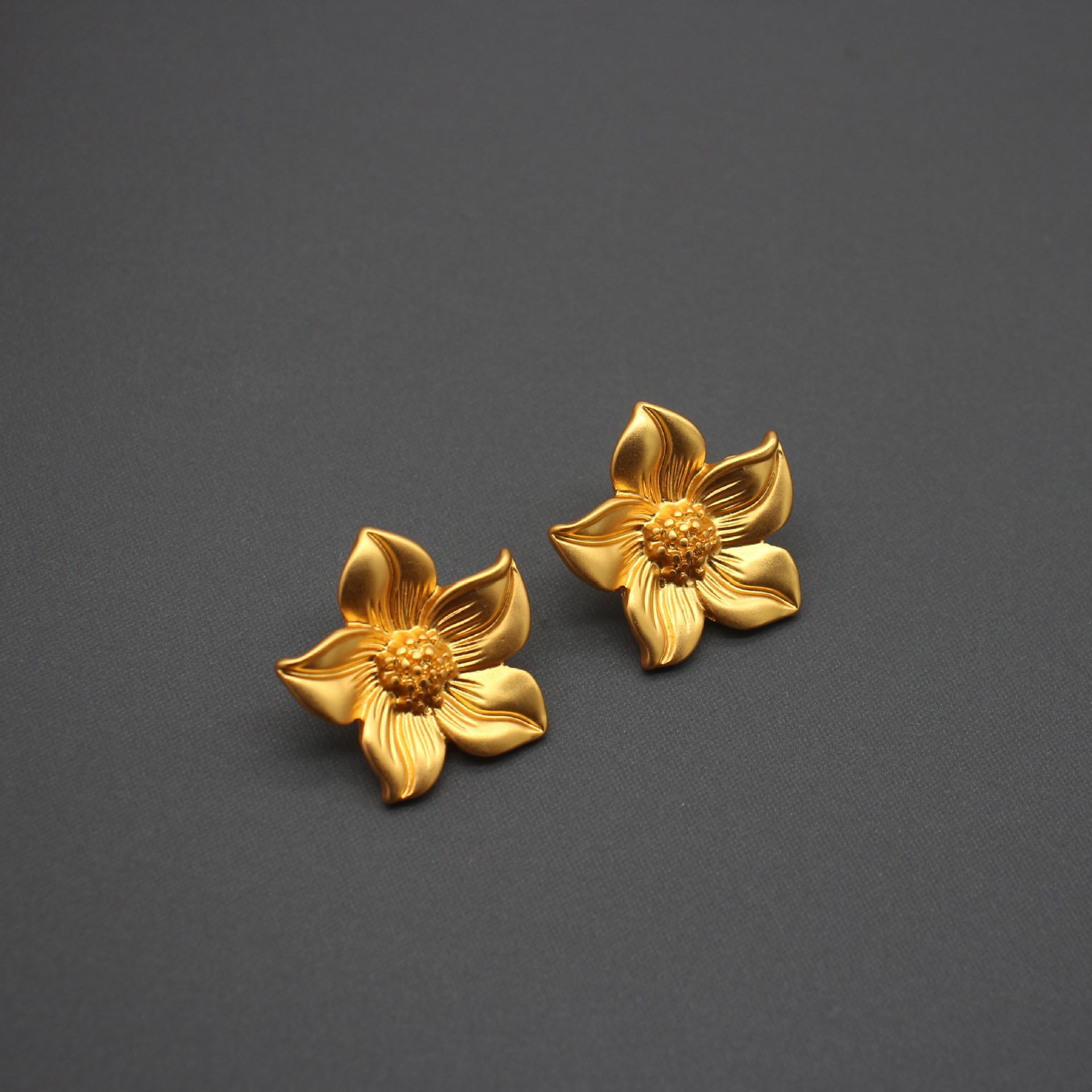 

Pre-Owned Matte Gold-Plated Brooch & Earring Set - Niche Design, Light Luxury, High-End Elegance