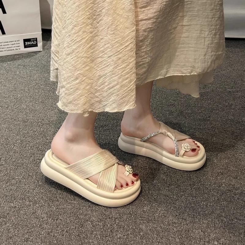 Pinch-in casual slippers, wear summer new small thick-bottomed comfortable beach cool slippers