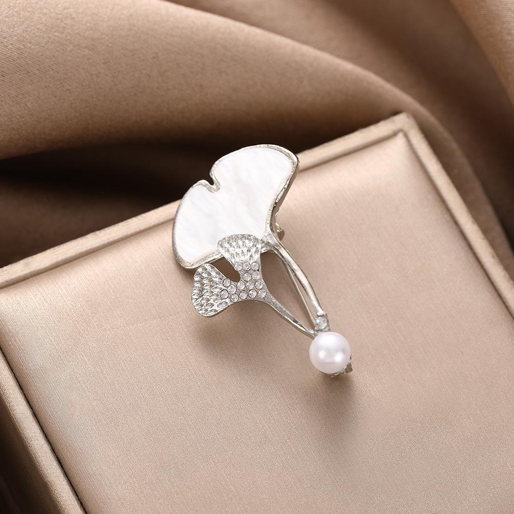 

High-End Ginkgo Leaf Pearl Brooch for Autumn/Winter – Exquisite Women s Corsage Pin for Coat Decorations