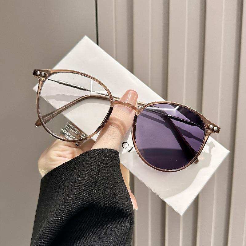 1 Pair of Retro Fashionable Pochromic Women's Glassesx Classic and Simplex Decorative Glasses Ideal Choice for Gift Giving