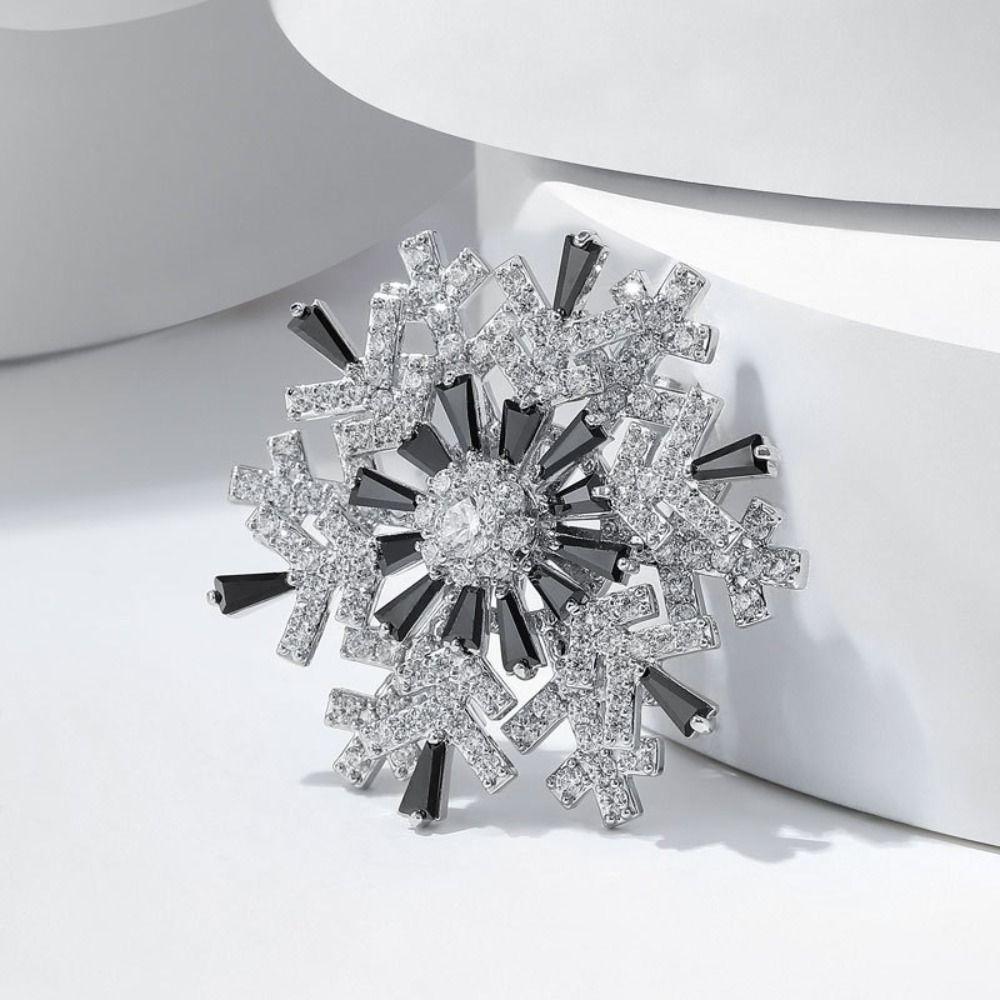 Sparkling Creative Snowflake Pin Rhinestone Zinc Zinc Alloy Zircon Badge Anniversary