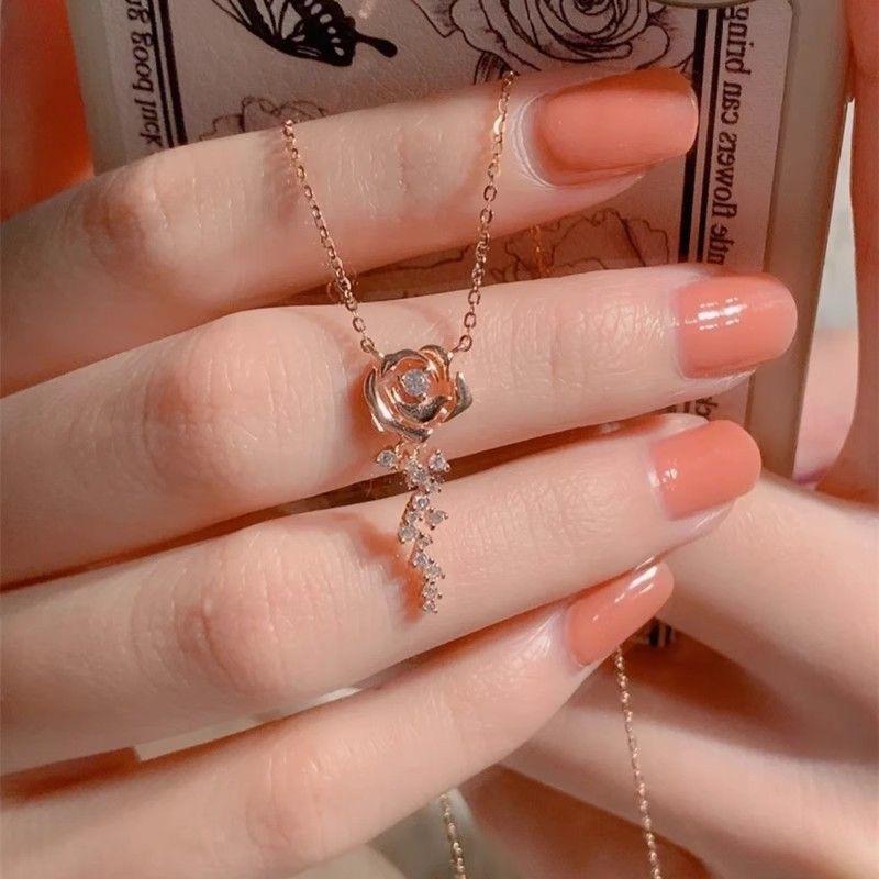 Rose Necklace for Women French Retro Flash Diamond Small Flower Clavicle Chain Light Luxury Simple Flower Necklace Valentine's Day Gift for Girlfriend