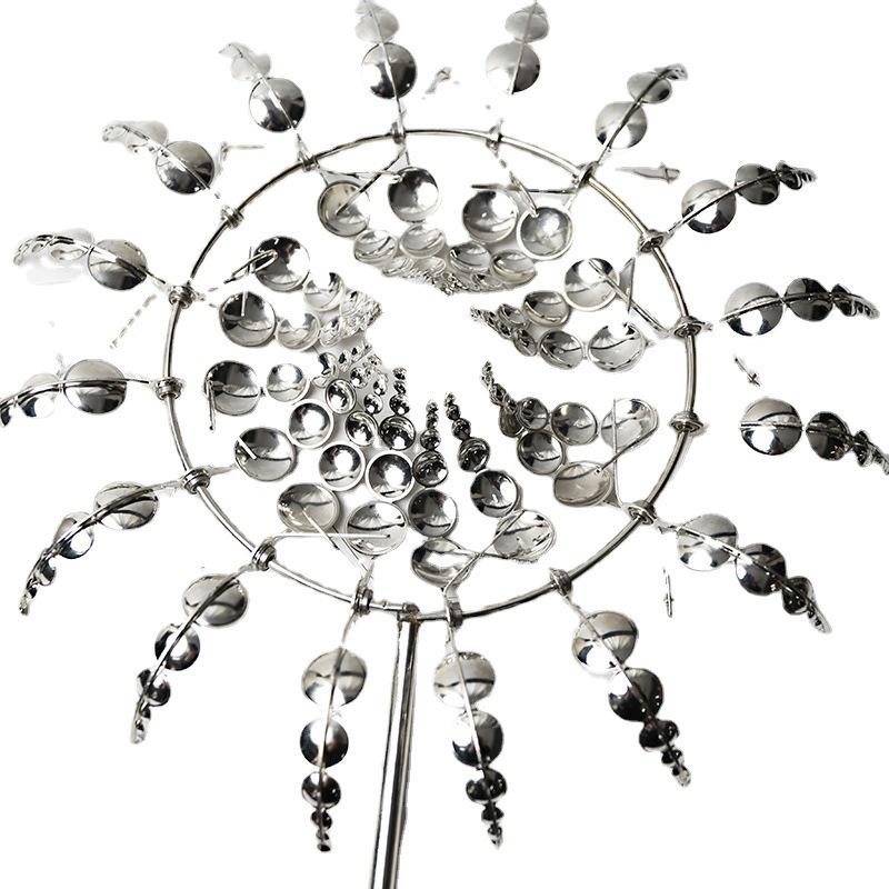 Kinetische Windmühlenskulpturen aus Metall, einzigartiger und magischer windbetriebener Spinnergarten