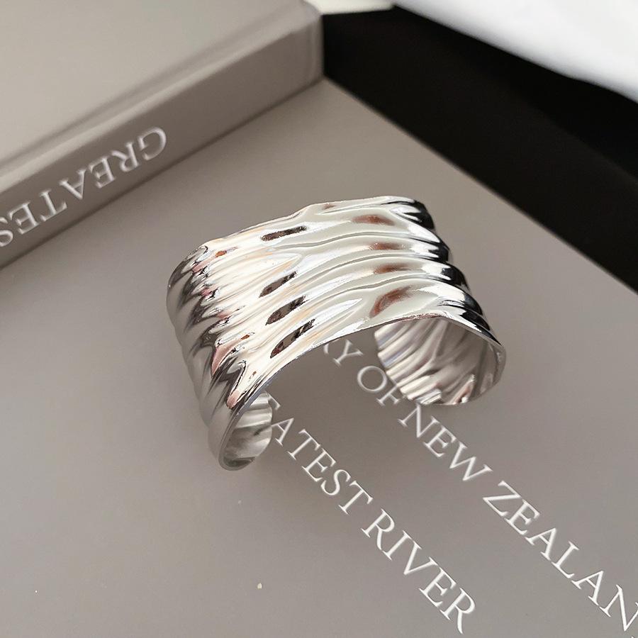 European-American Geometric Metallic Open Bangle: Simple, Versatile, Niche Design Bracelet
