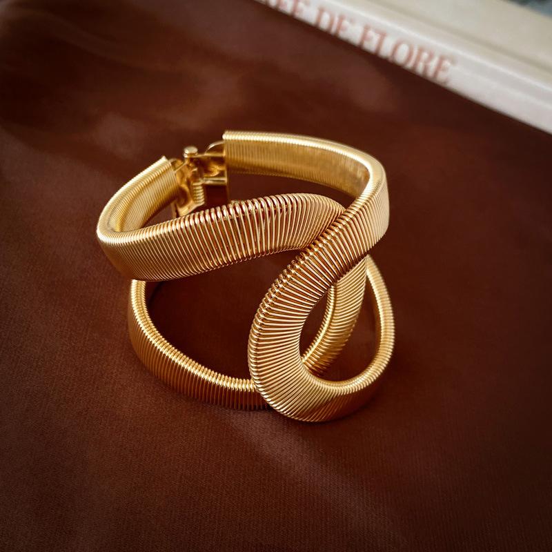 European and American Metal Flower Bracelet Exaggerated Niche High-end Bracelet Arm Ring Design Temperament Jewelry
