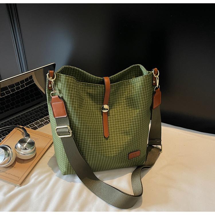 

Commuter Oxford cloth single shoulder fashion messenger bag lightweight large capacity underarm bag versatile waterproof casual tote bag women зелёный