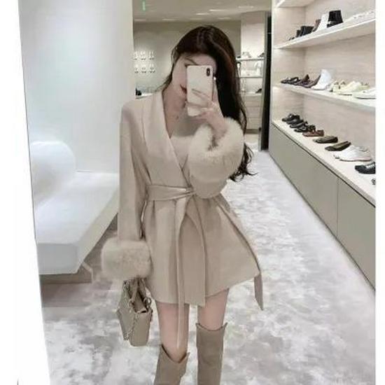 Elegant Women's Wool Cardigan Coat with Apricot, Fur-Trimmed Detail and Waist Cinching – Perfect for Autumn and Winter.