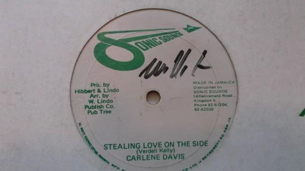 12-дюймовая пластинка CARLENE DAVIS DEAN FRASER Stealing Love On The Side NONE SONIC SOUNDS 198 Ямайка Регги Ска Даб Б/у