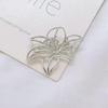 Exquisite Hohl geschnitzte Rose und Kamelie Brosche - Elegantes Metall-Anstecknadel-Accessoire für Damen