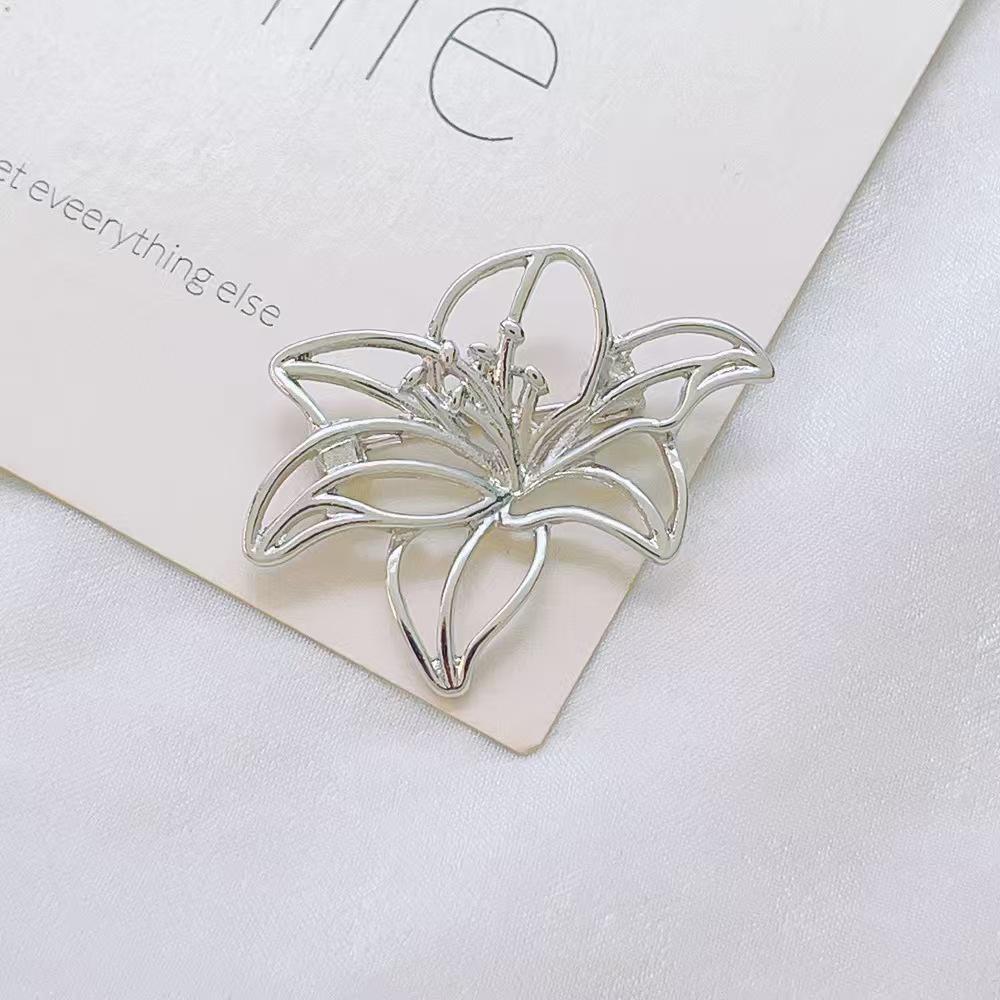 Exquisite Hohl geschnitzte Rose und Kamelie Brosche - Elegantes Metall-Anstecknadel-Accessoire für Damen