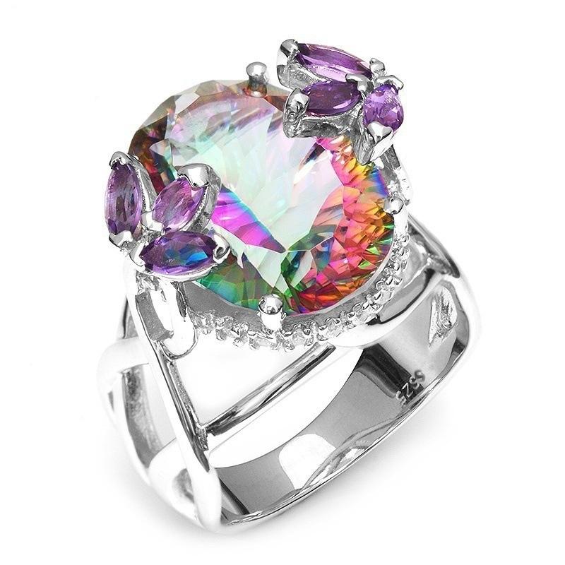 Colorful ring with large gem and side details. Ideal for carnivals and Christmas—adds brilliance to holiday style.