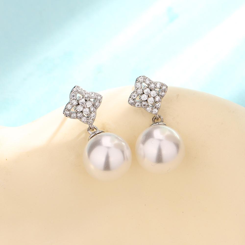 Hollow Four-Leaf Clover White Pearl Stud Earrings Exquisite Cold Wind Super Flash Zircon Flower Gray Bead Earrings