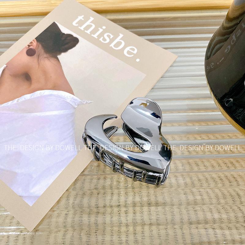 

Medium Alloy Fashionable Hair Clipper With Smooth Edges Ideal Women For Bright Black