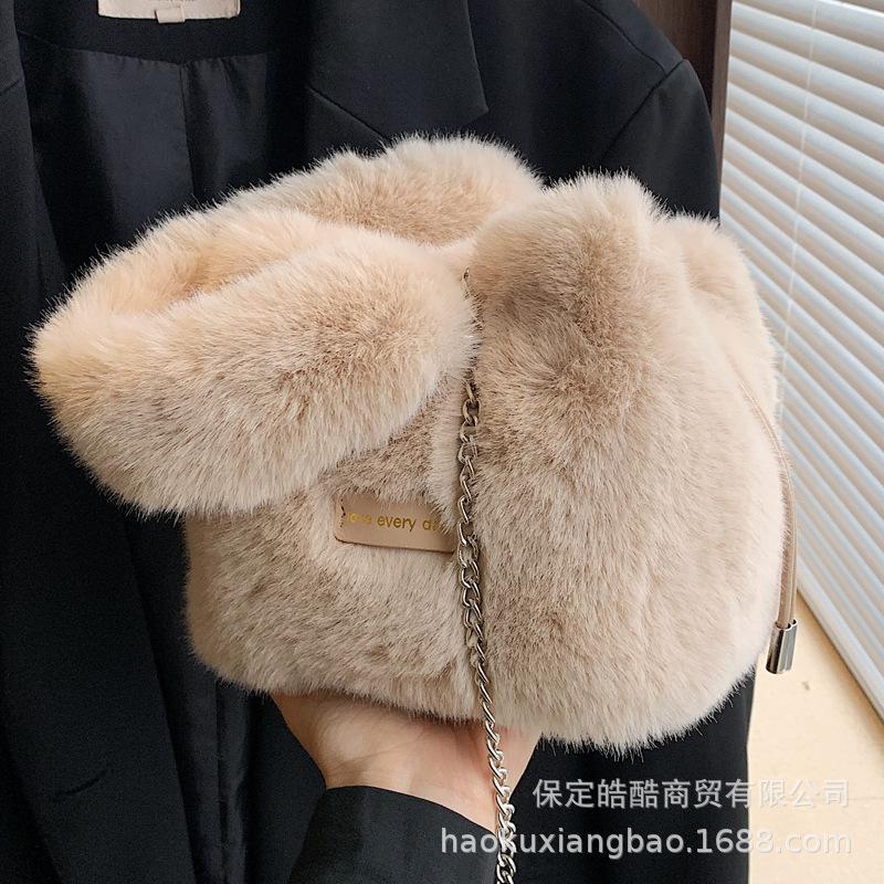 Plysjveske dame 2025 ny høst og vinter nisje lett luksus high-end håndveske skulder crossbody bøtteveske