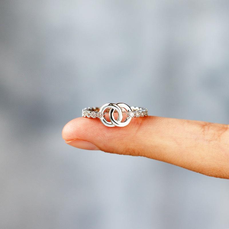 Elegant S925 Sterling Silver Zircon Ring - Women's Fashionable Interlocking Chain Design for Index Finger, European & American Style.